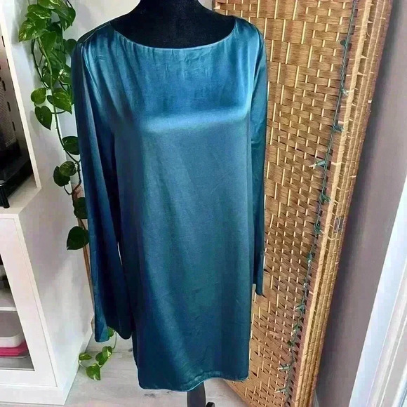 Madewell Shift Mini Dress in a Satin Dark Forrest Green - Picture 4 of 12